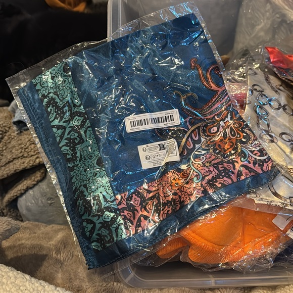 NWT blue scarf with paisley pattern - Picture 2 of 2